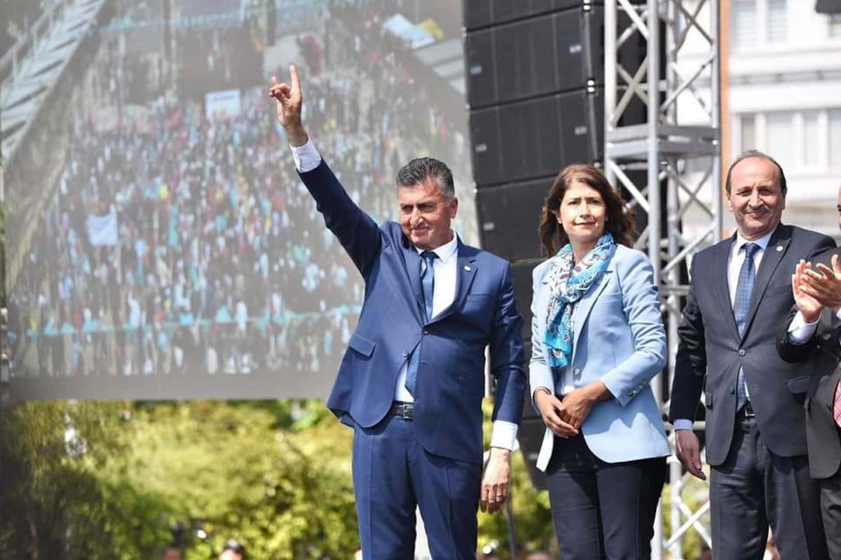 Ahmet Ertürk “Bozkurt” işareti ile seçmeni selamladı