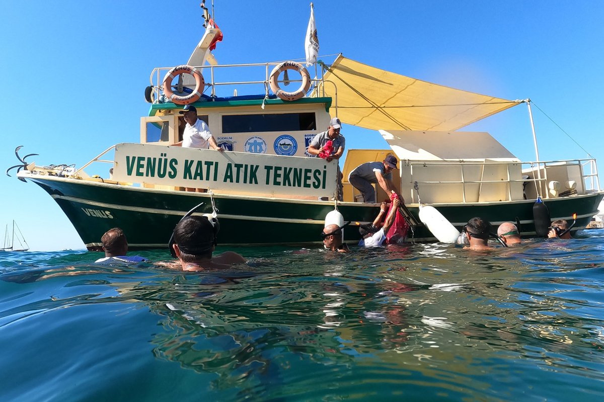 Bodrum’da deniz dibinden 3 ton atık çıkarıldı