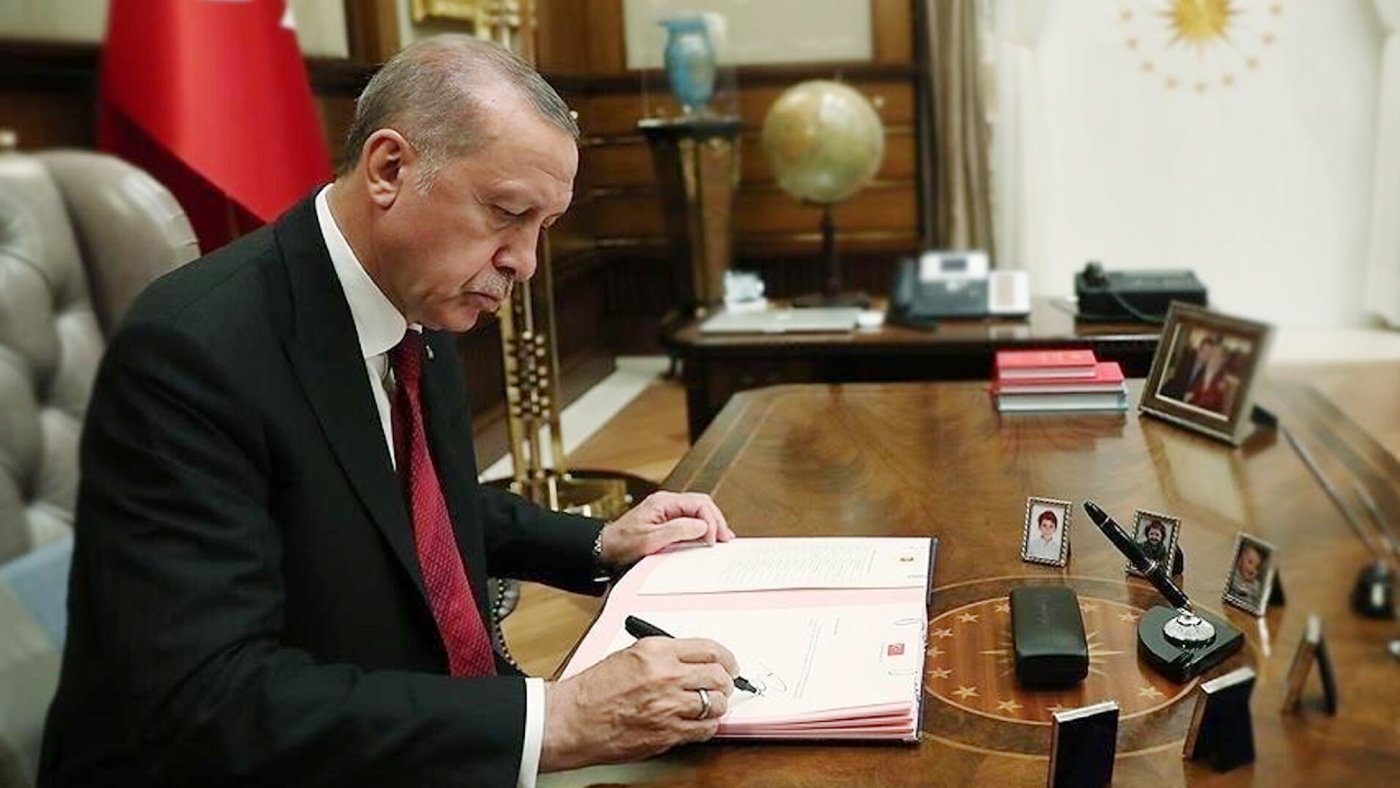 Cumhurbaşkanı Erdoğan çok sayıda bürokratı görevden aldı