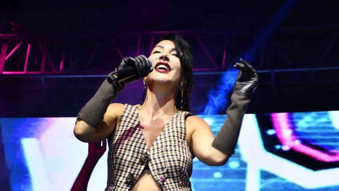 Cumhuriyet kutlamalarında Hande Yener rüzgarı