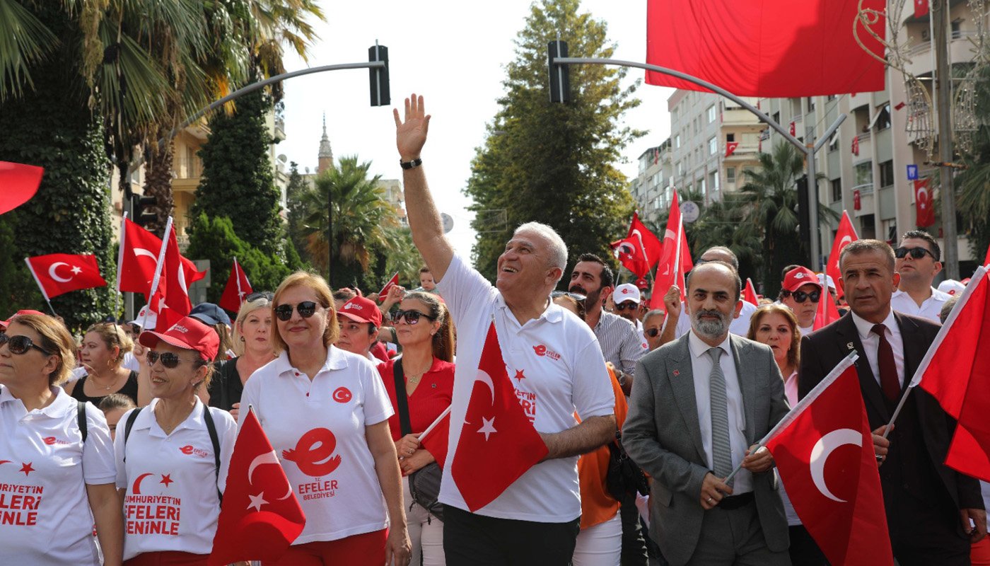 Efeler Asırlık Cumhuriyet’i coşkuyla kutladı