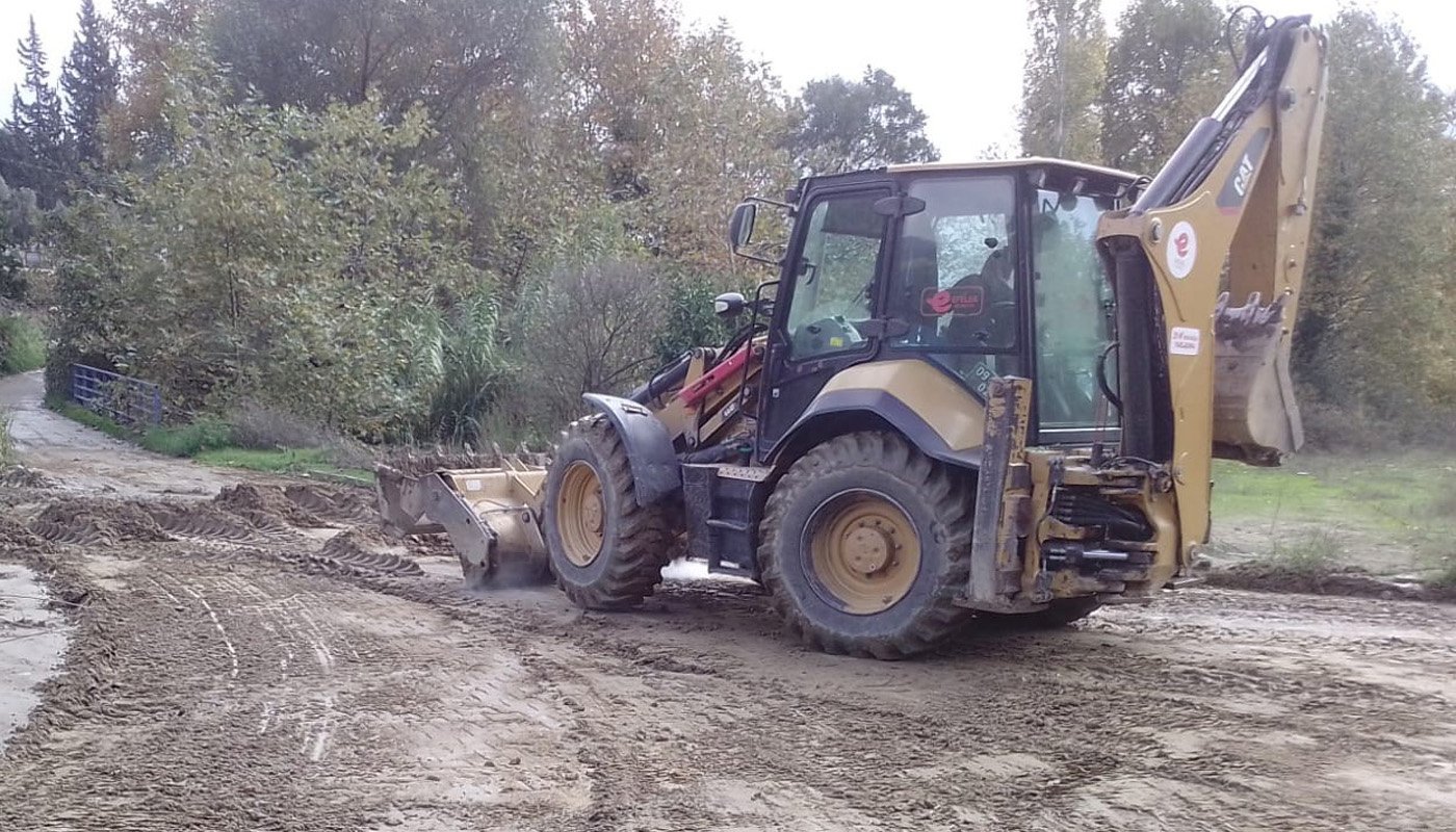 Efeler’de yağıştan bozulan yollara anında müdahale