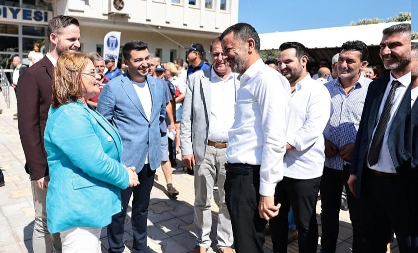 Hatice Gençay’ın mavi ceketli damadı