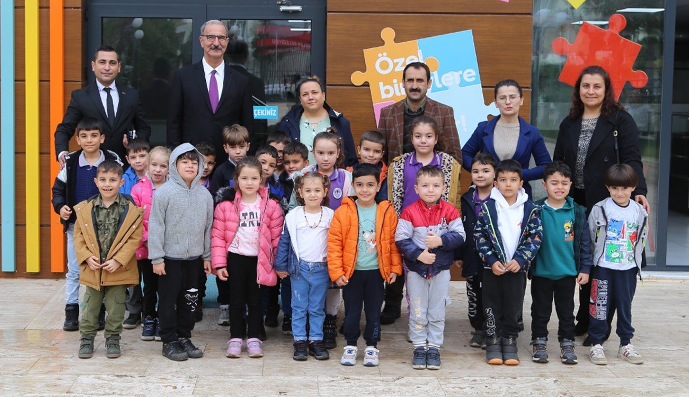 Işıklı İlkokulu öğrencilerden Otizm Merkezi’ne empati ziyareti