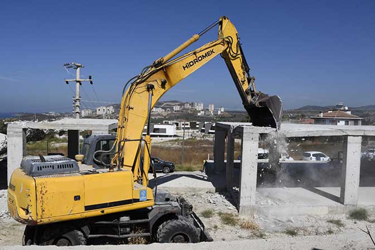 Kuşadası’nda kaçak villalar yıkılıyor