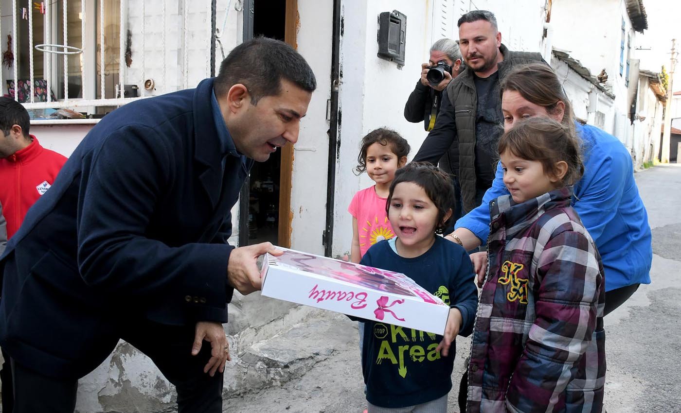 Kuşadası’nda Ömer Günel coşkusu yaşanıyor